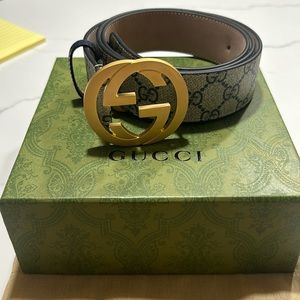 GG belt Supreme canvas is offered in a beige and blue combination
